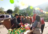 【光华社工】妇女居家灵活就业手工编织成品 在雨城区余家村展出